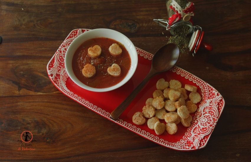 Zuppa di pomodoro veloce alle erbe di Provenza con crostini alla paprica