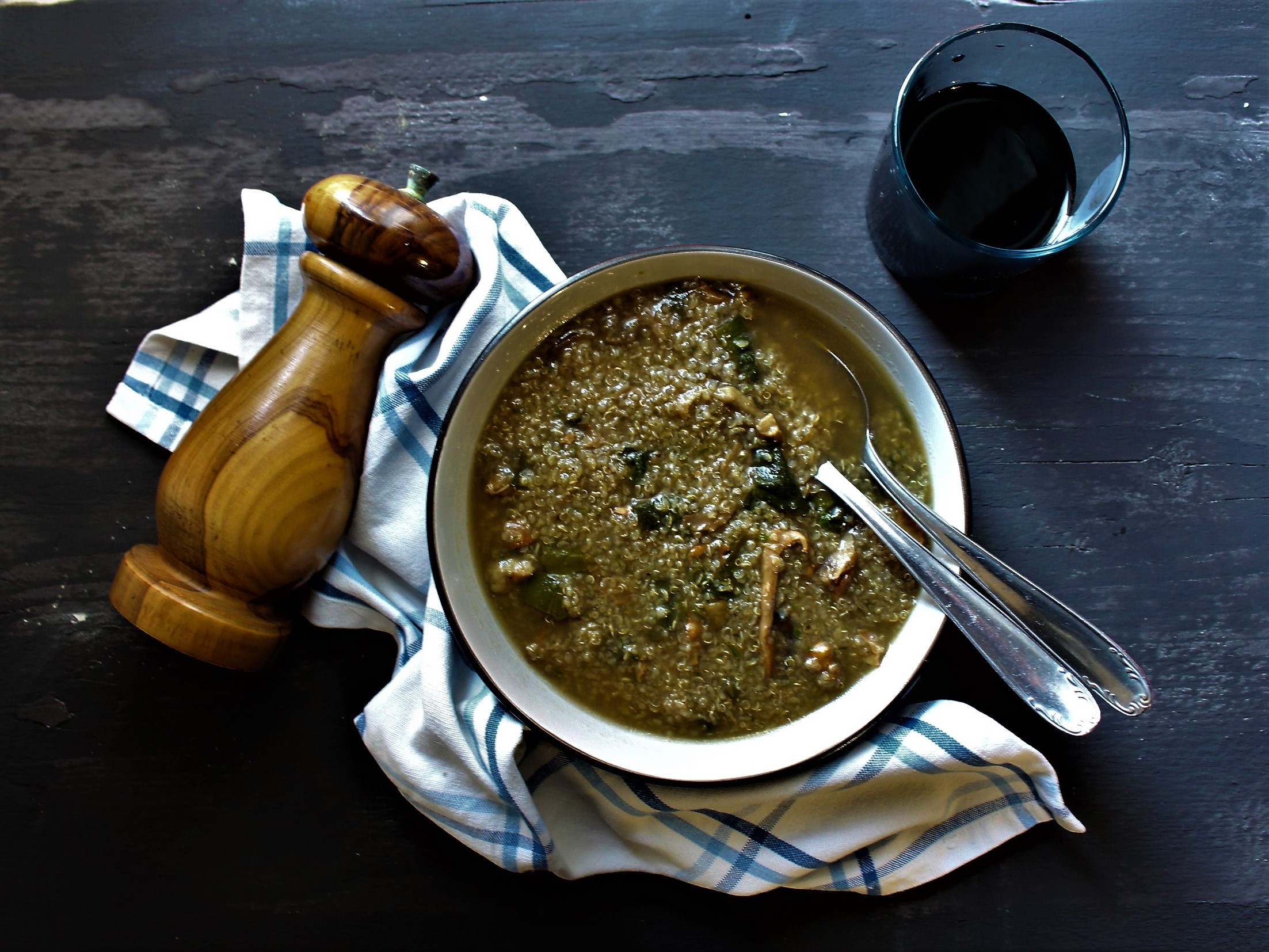 Zuppa di quinoa con porcini, finferli e biete