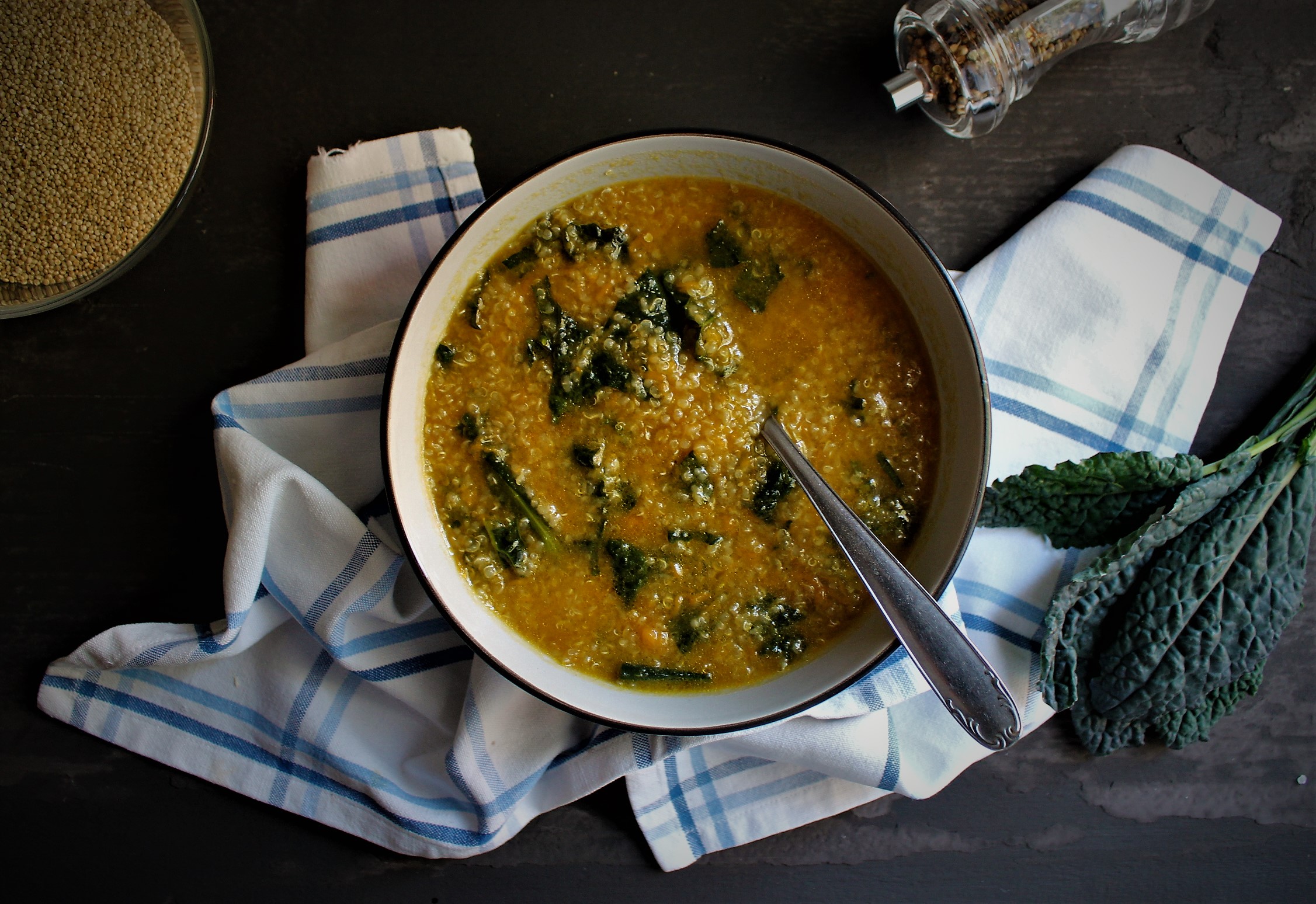 Zuppa di quinoa con zucca e cavolo nero