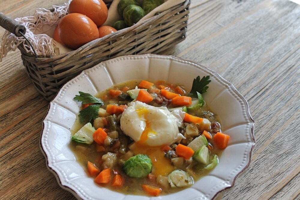 Zuppa di verdure con uovo in camicia