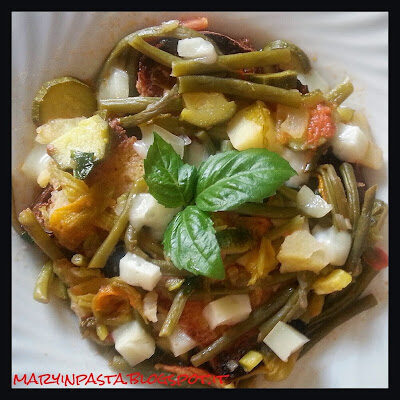 Zuppa di verdure, pane e caciocavallo
