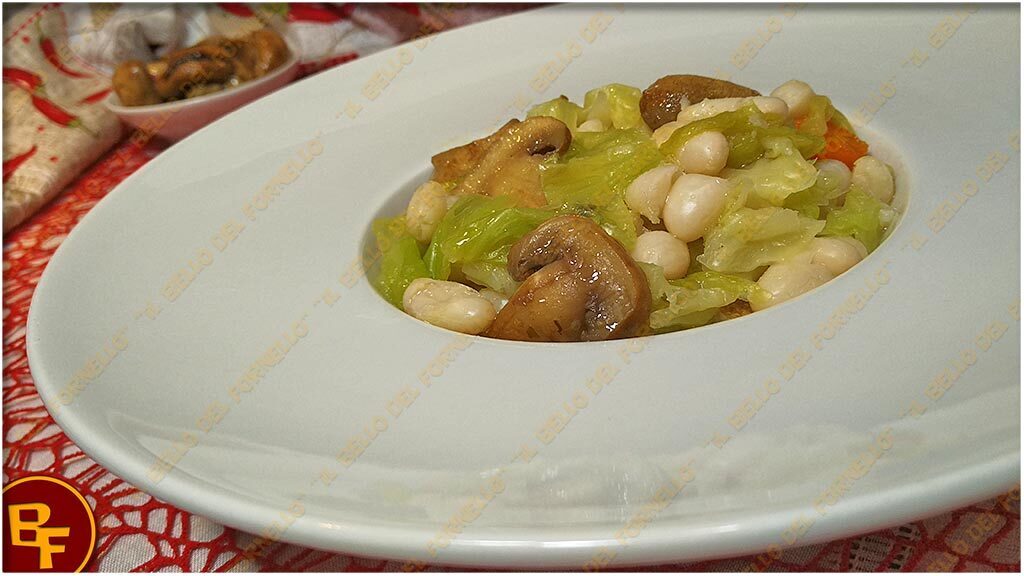 Zuppa di verza fagioli e funghi