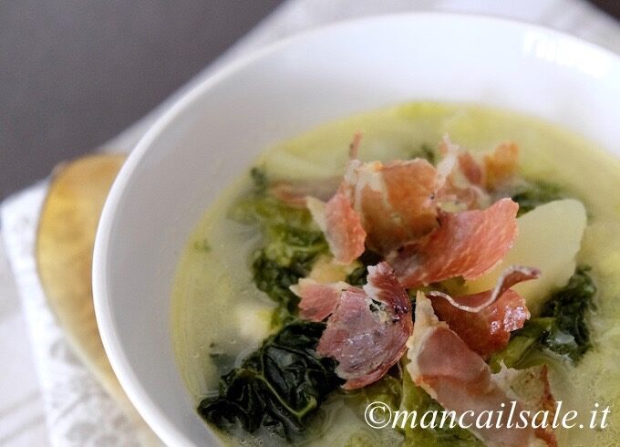 Zuppa di verze e patate con chips di ossocollo di sauris