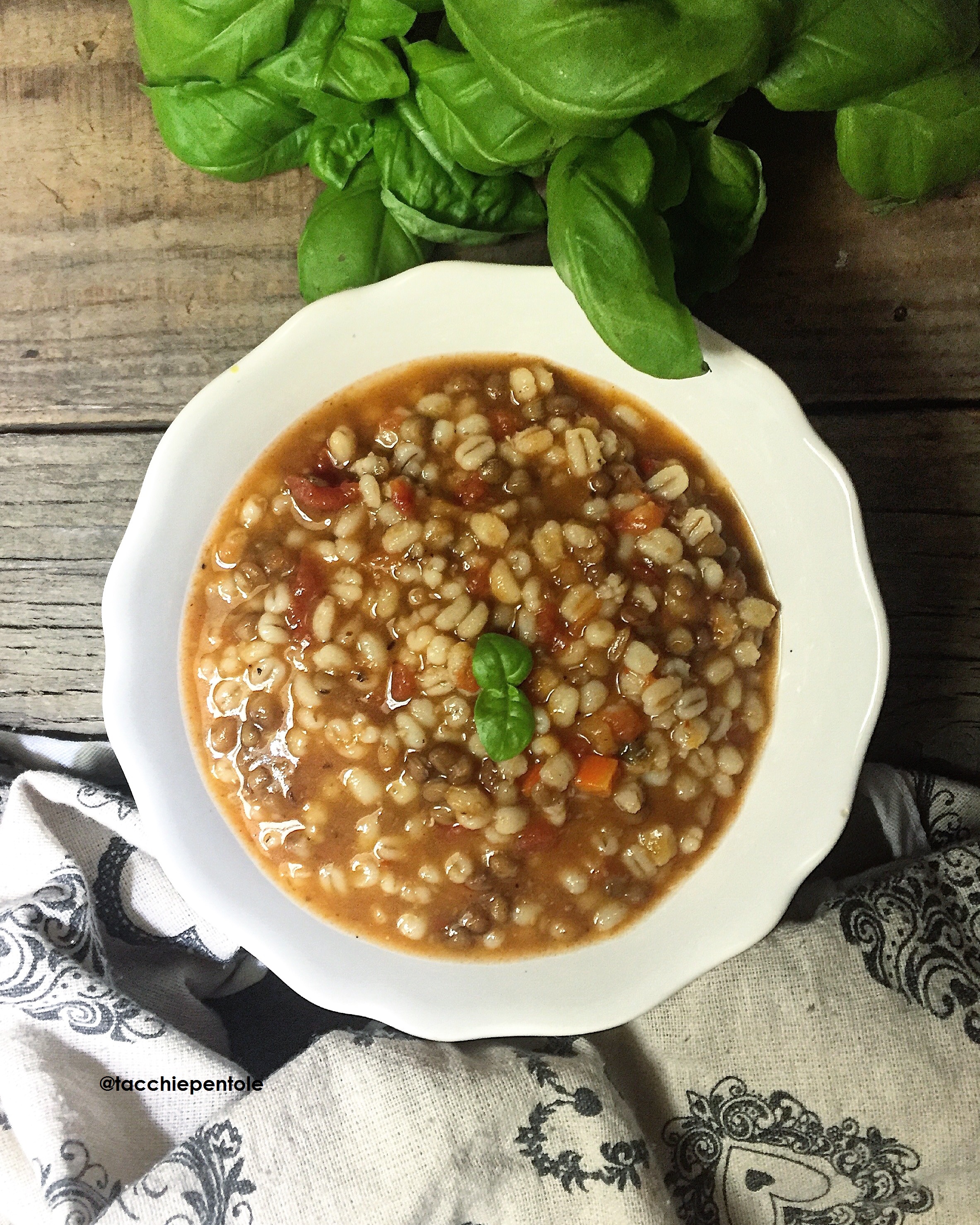 Zuppa d’orzo piccante con lenticchie