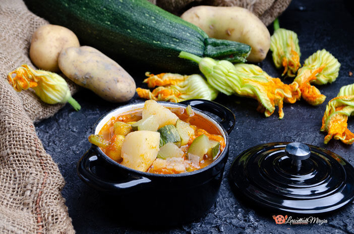 Zuppa estiva con zucchine patate e fiori di zucca
