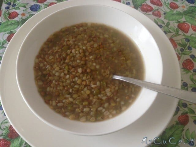 Zuppa fantasia con lenticchie, piselli, farro, orzo, fagioli azuki