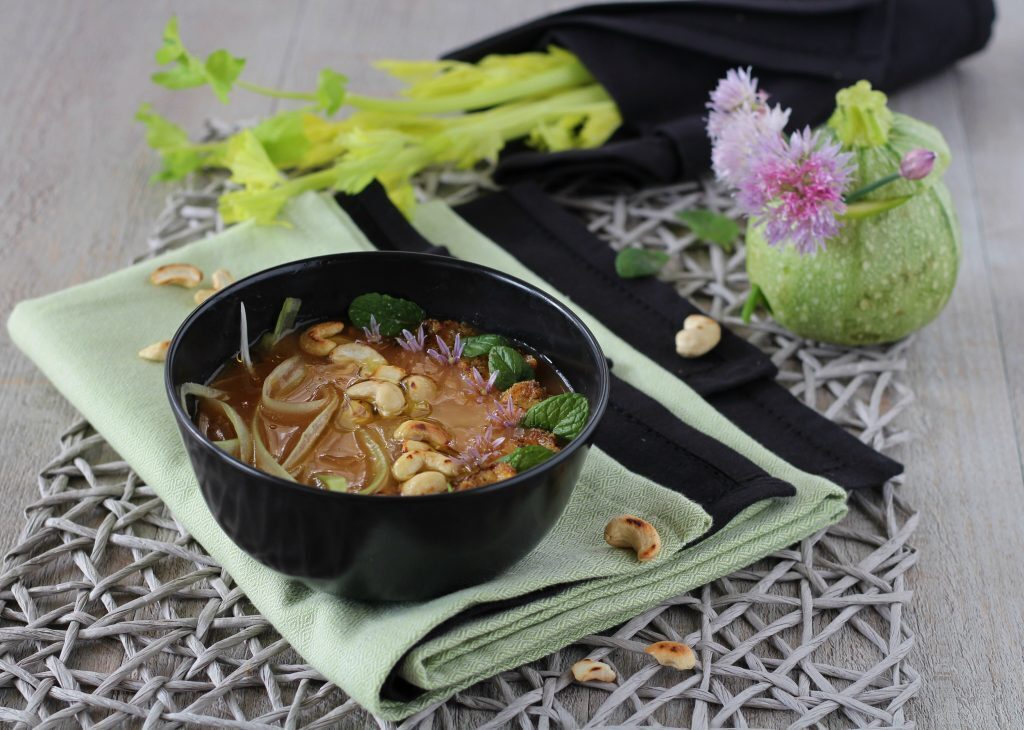 Zuppa light di zucchine tonde sedano e anacardi