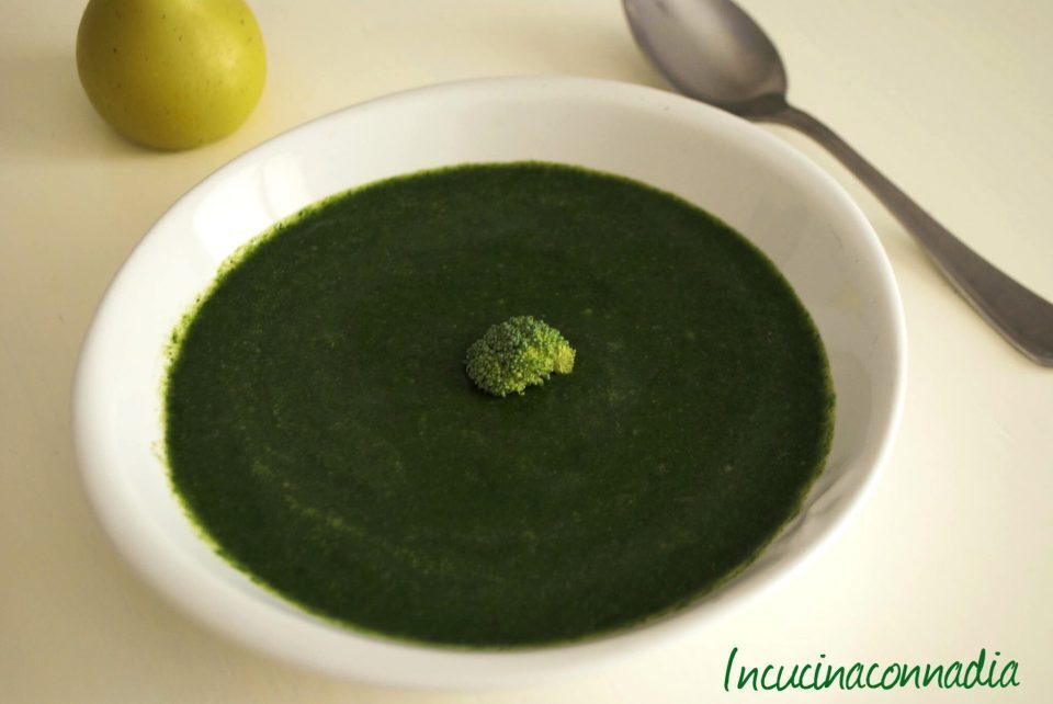 Zuppa piccante con broccoli, spinaci e limone saporitissima
