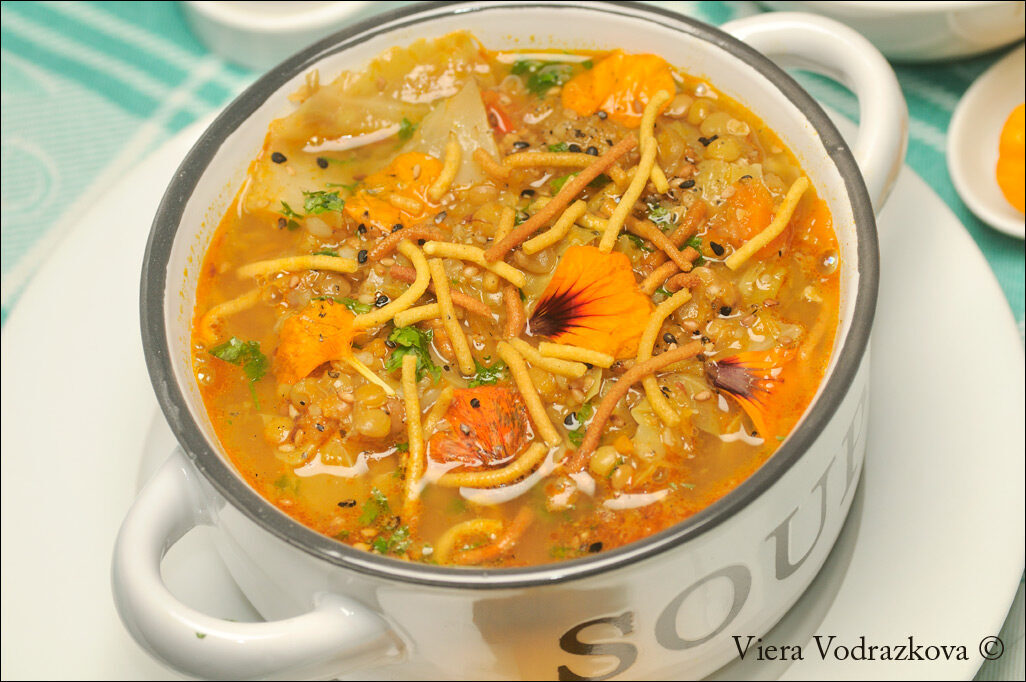 Zuppa piccante con lentichie e grano saraceno