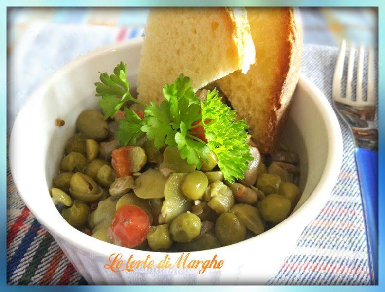 Zuppa piselli fave fresche al sapore di orto