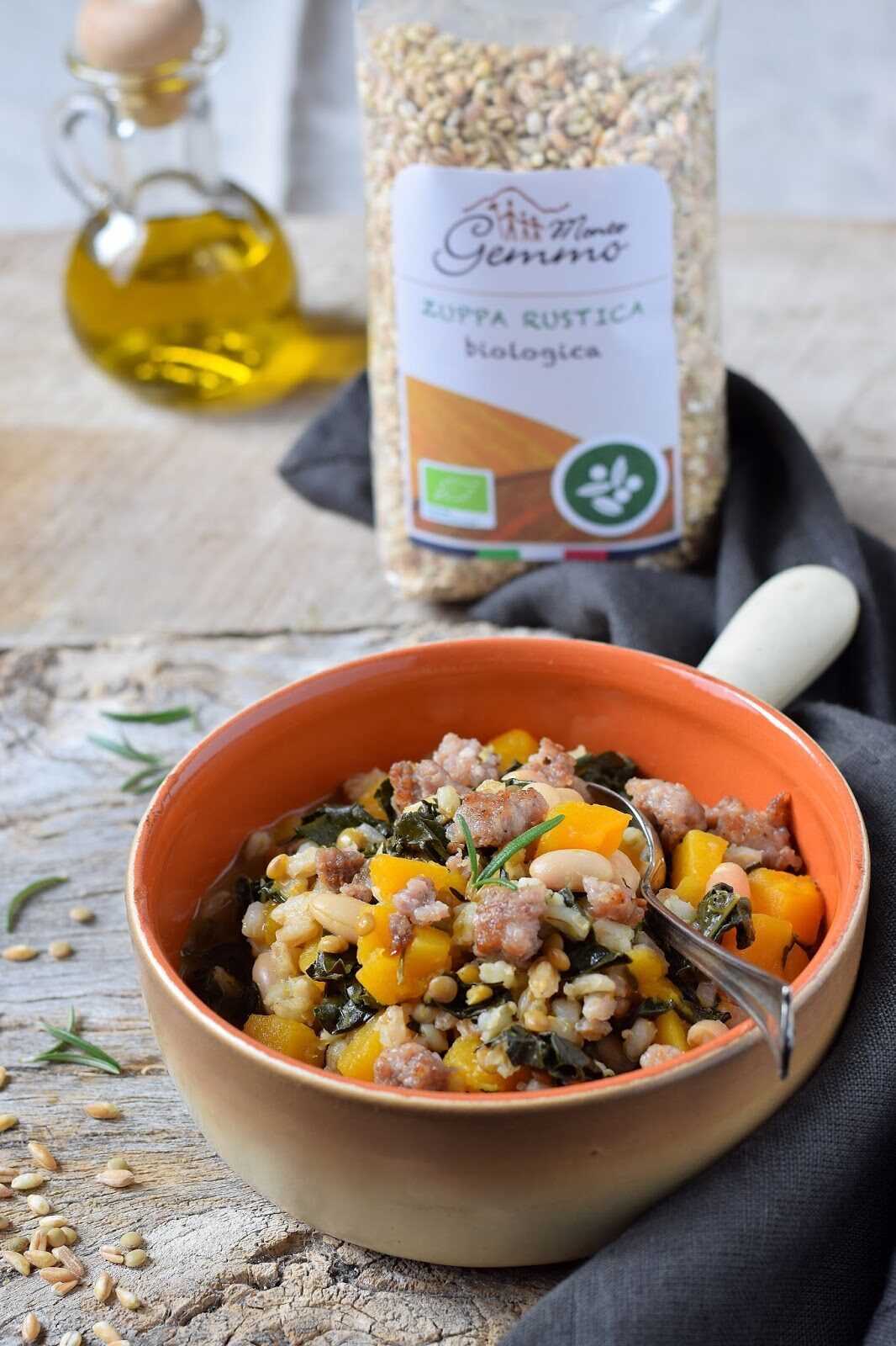 Zuppa rustica con cavolo nero, cannellini e salsiccia