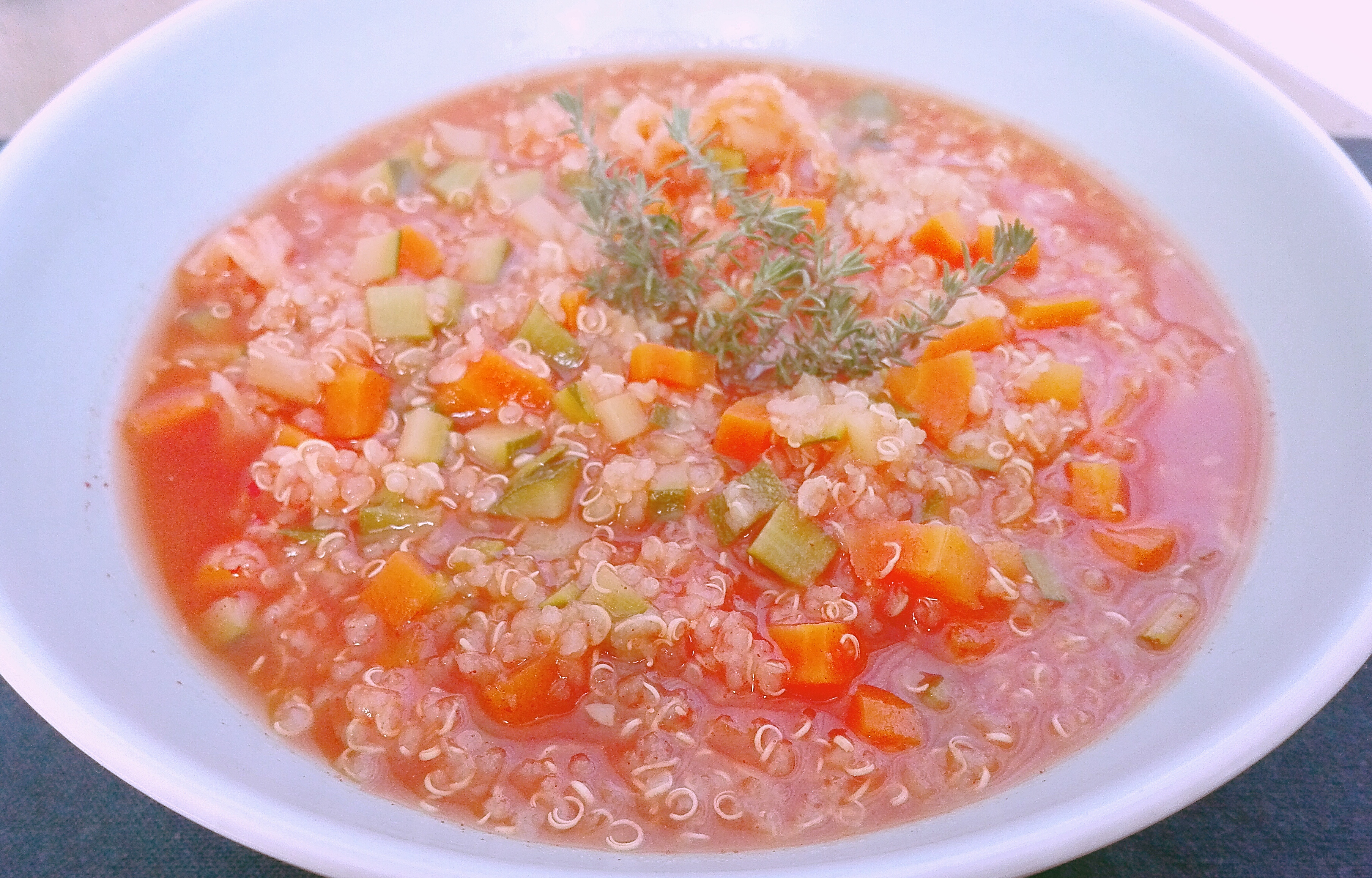 Zuppa speziata di quinoa e verdure