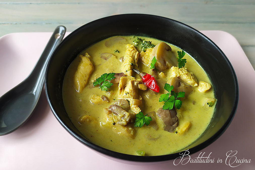 Zuppa thai al pollo e latte di cocco