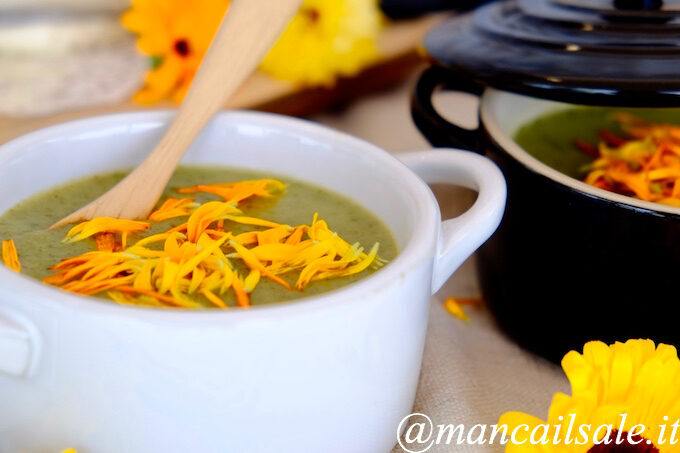 Zuppa tiepida di lattuga con stracchino e fiori di calendula
