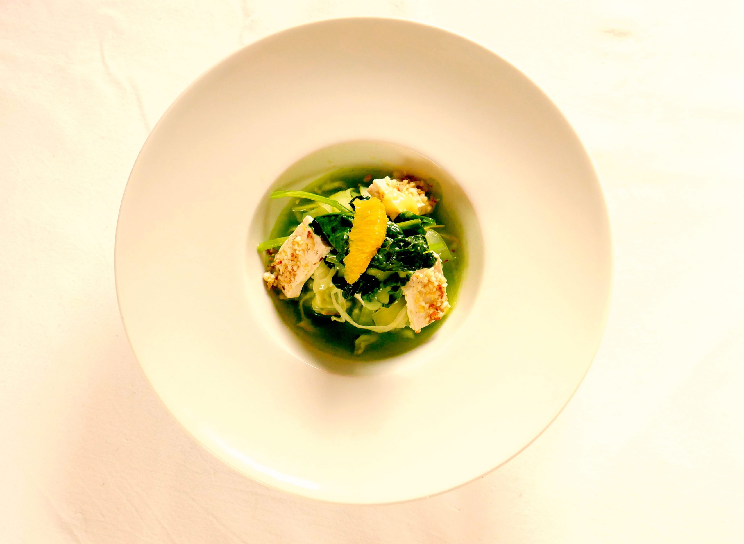 Zuppa tiepida di Spinaci con Tofu agrumato alla piastra e Nocciole tostate