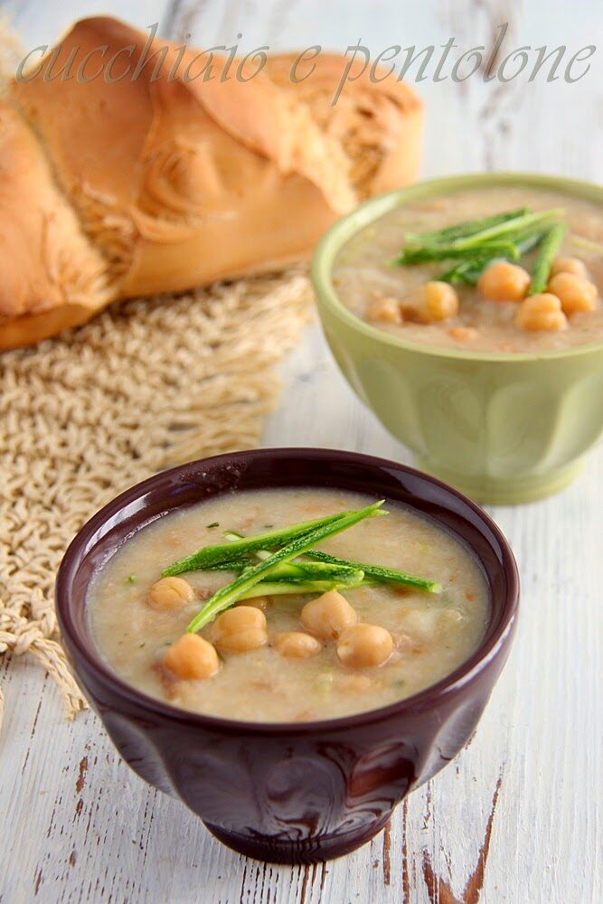 zuppe di pane, legumi e verdure crude per la rubrica Cuciniamo con quello che c’è
