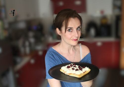 ?42 anni oggi e per festeggiarmi mi sono preparata il mio dolce preferito: una sfoglia con crema chantilly e fragoline, naturalmente 100% vegetale ?