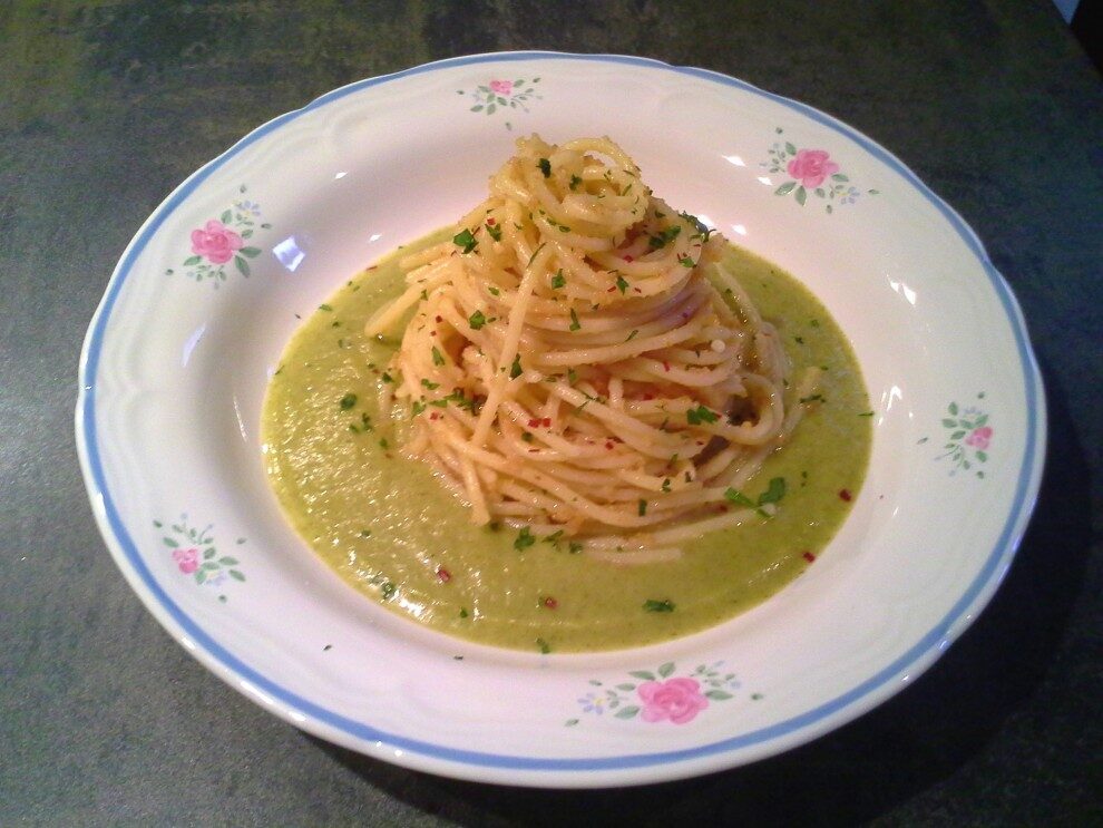 Aglio olio e peperoncino su crema di broccolo