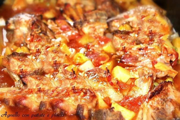 Agnello al forno con patate e piselli