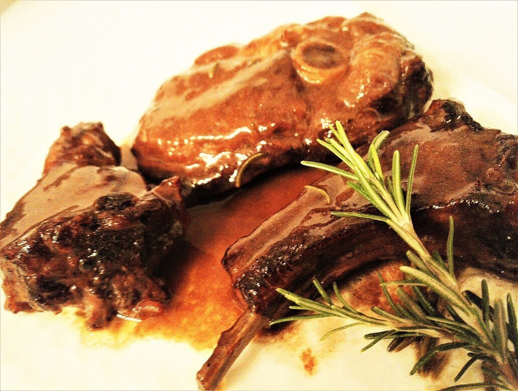 Agnello brasato al vino rosso e rosmarino