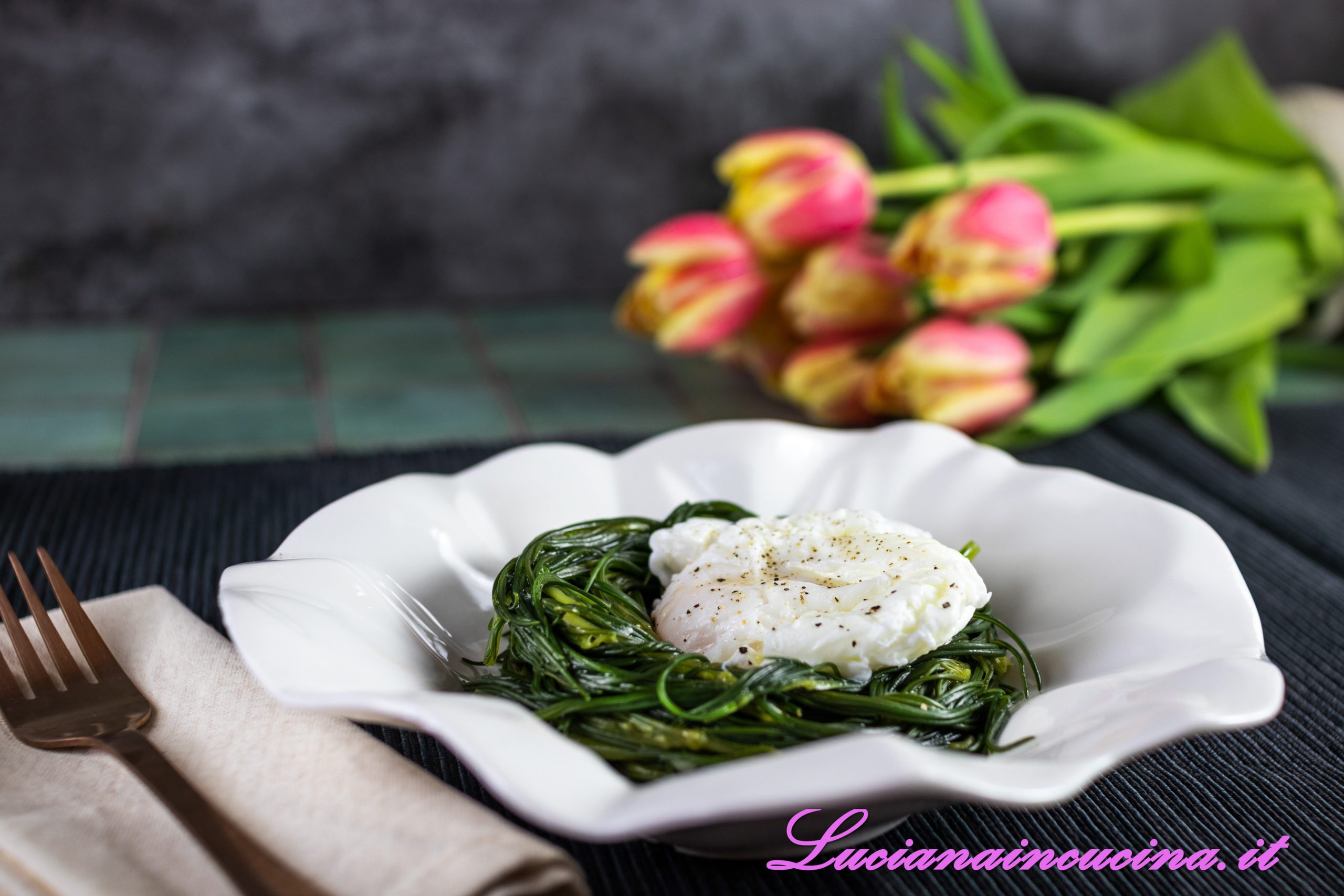 Agretti con uovo in camicia
