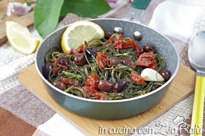 Agretti in padella con olive e pomodori
