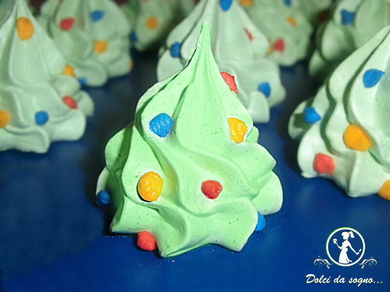 Alberi di natale in meringa
