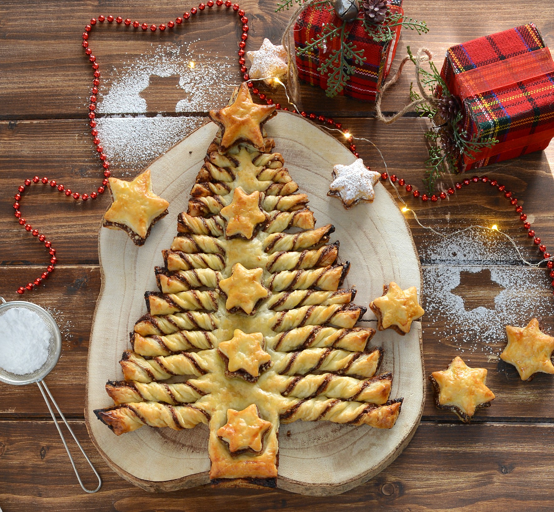 Albero di natale di pasta sfoglia alla nocciola