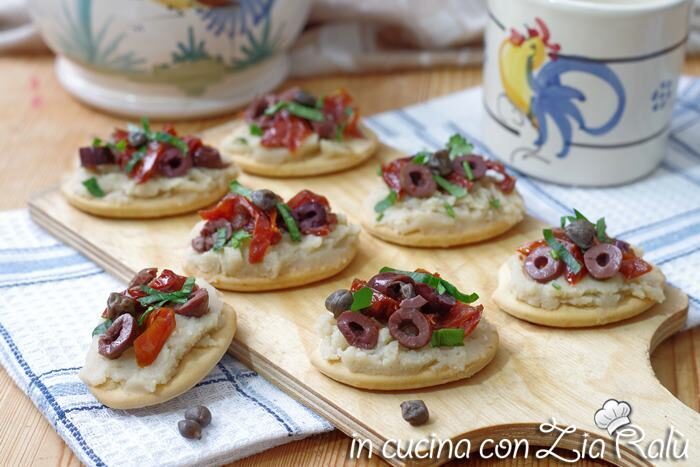 Antipasto con purea di fave e pomodori secchi