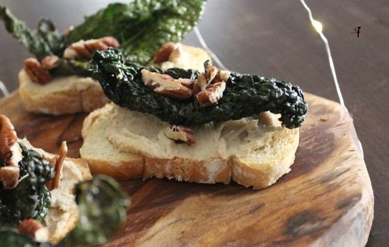 Antipasto di natale: crostini con hummus formaggioso di cannellini con chips di cavolo nero e noci pecan (ricetta per friggitrice ad aria)
