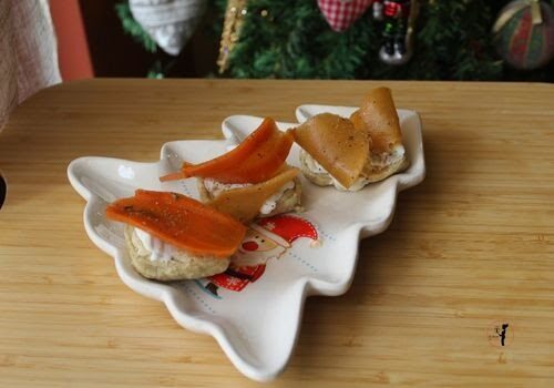 Antipasto di natale: mini pancake con spalmabile vegetale e carpaccio di pesce di verdure ottenuto con la friggitrice ad aria