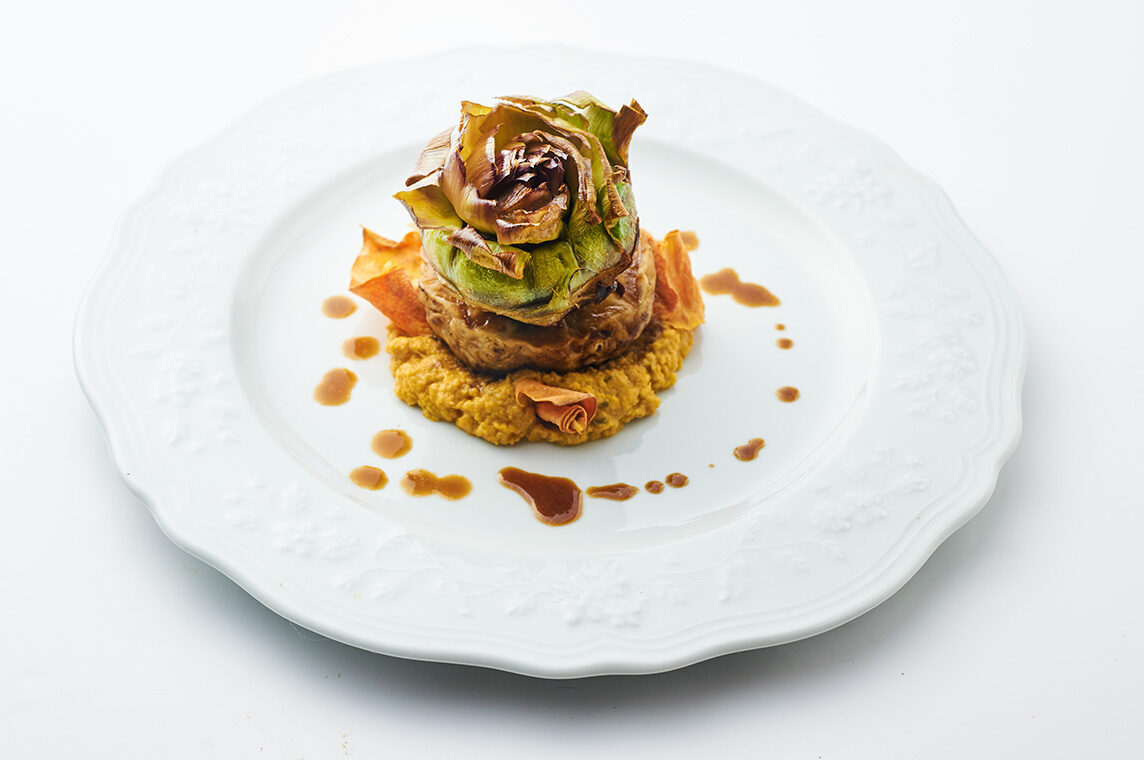 Arrosto di sedano rapa su crema di fave e carciofo alla giudia