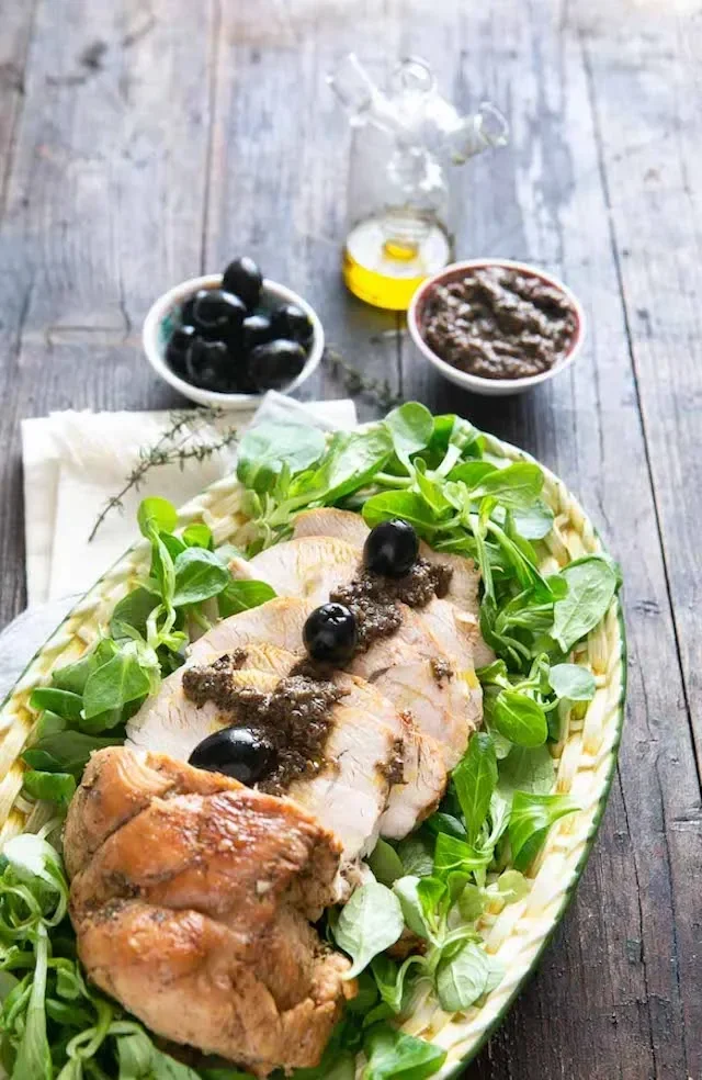 Arrosto di tacchino freddo in salsa di olive