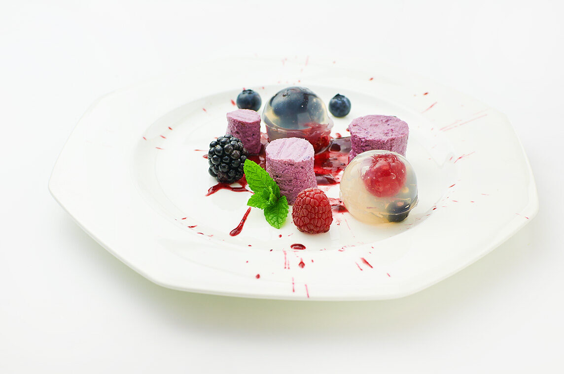 Aspic di frutti di bosco al geranio e panna cotta