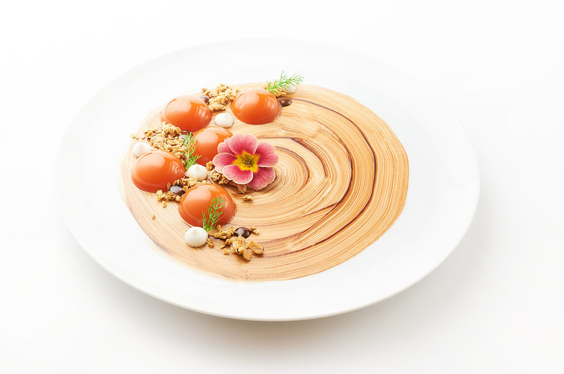 Aspic di mango e carote con salsa di cioccolato, granola e meringa