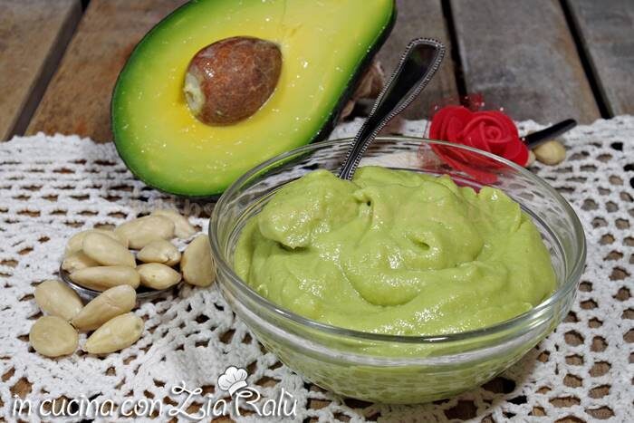 Avocadella alle mandorle – crema all’avocado