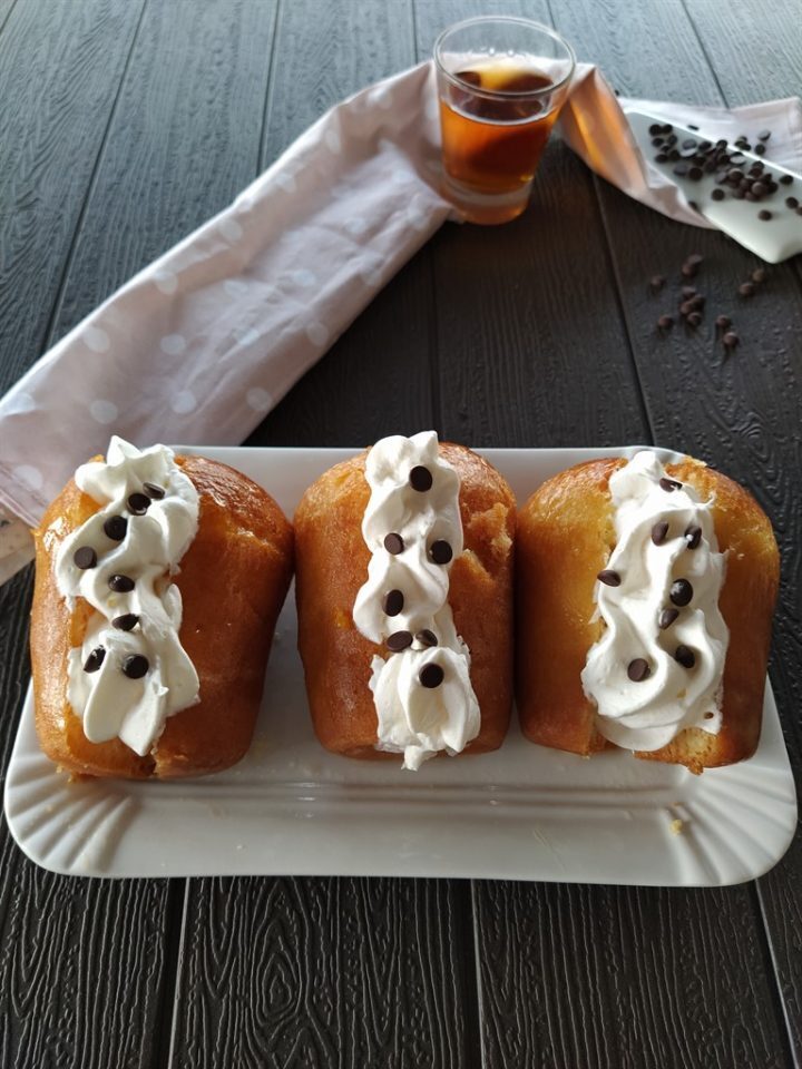 Babà al rum con panna e cioccolato