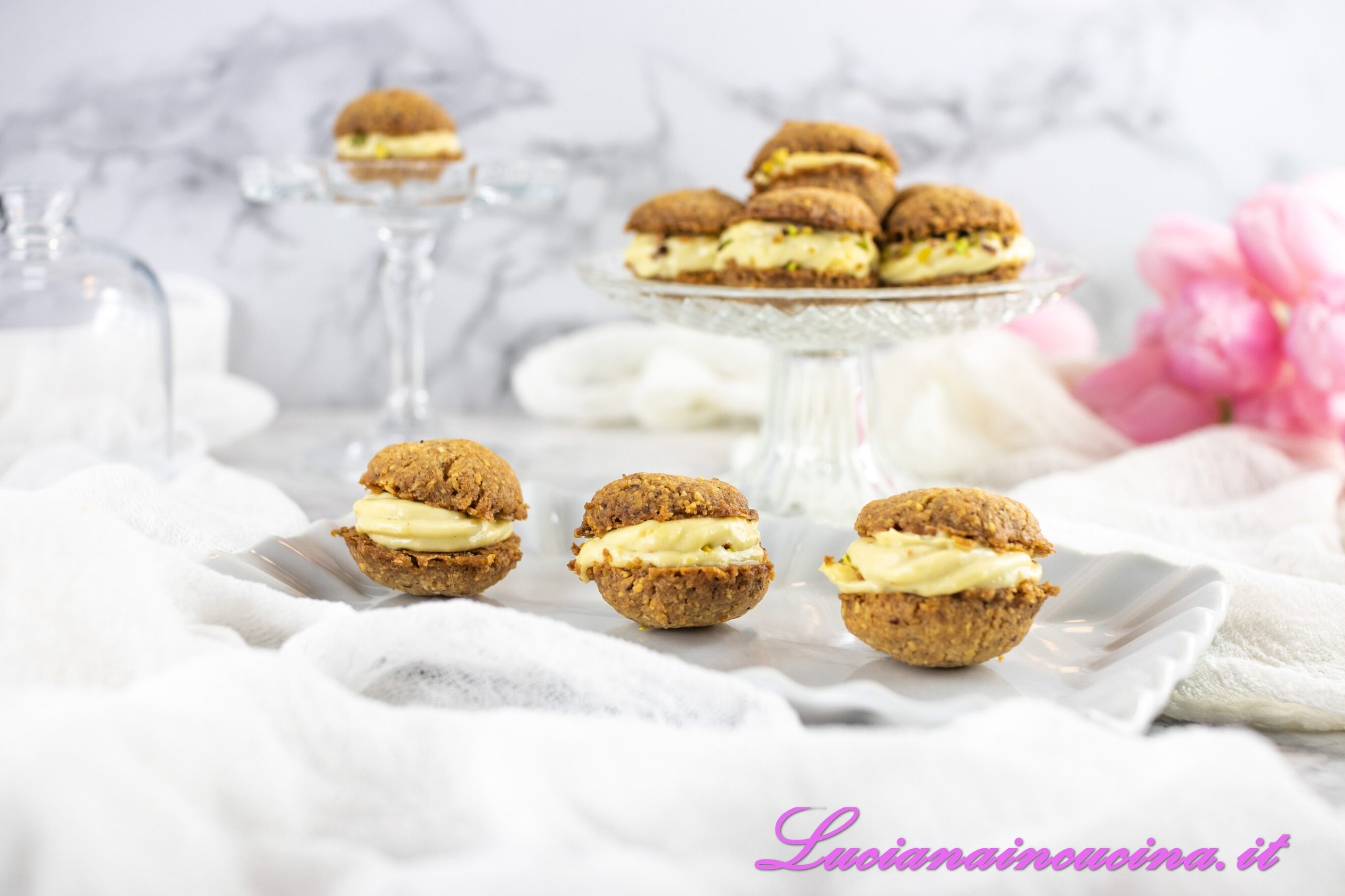 Baci alla nocciola con crema al pistacchio