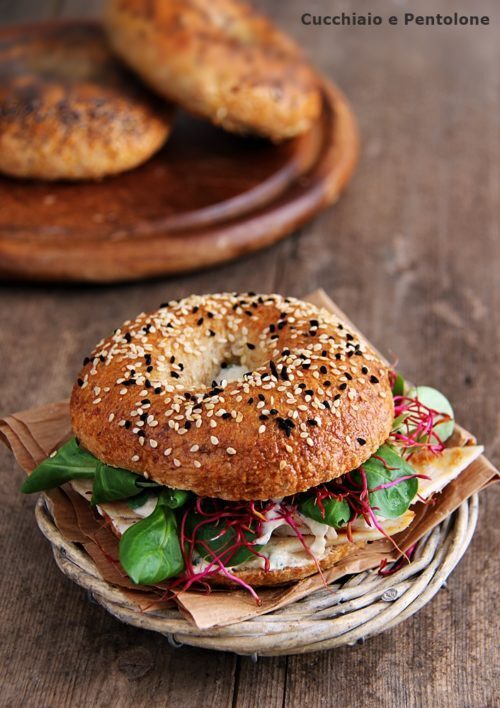 Bagel con pollo grigliato, salsa alla senape, soncino e germogli di bietola rossa