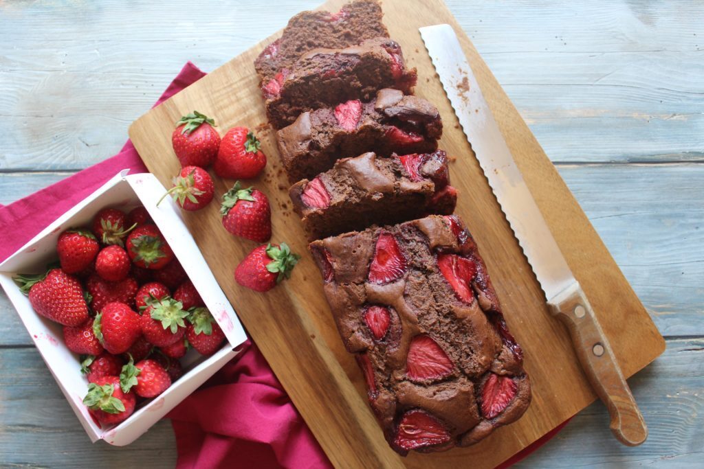 Banana bread al cioccolato con le fragole