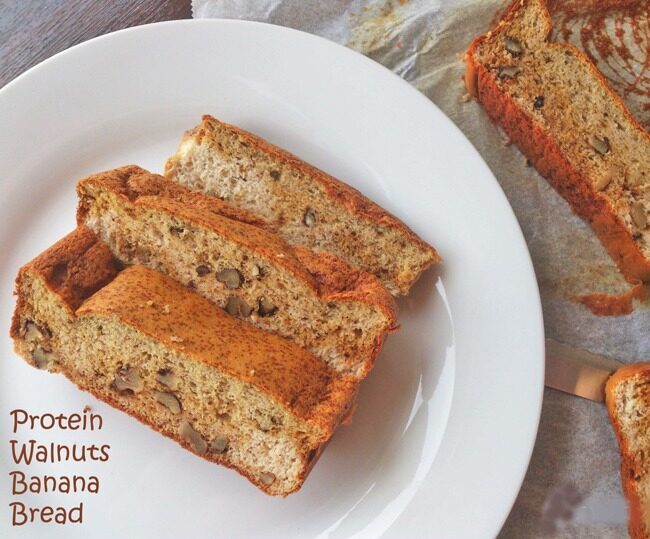 Banana bread proteico e morbido con noci