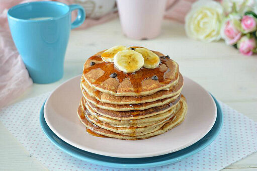 Banana pancakes con farina integrale e sciroppo d’acero
