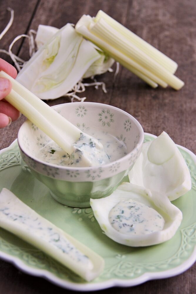 Barchette di finocchi e sedano con formaggio mincidelice alle erbe aromatiche