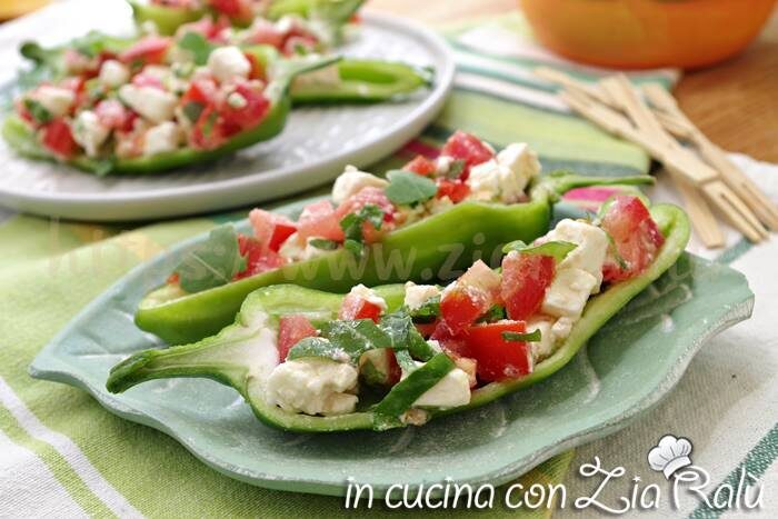 Barchette di friggitelli con feta rucola e pomodori