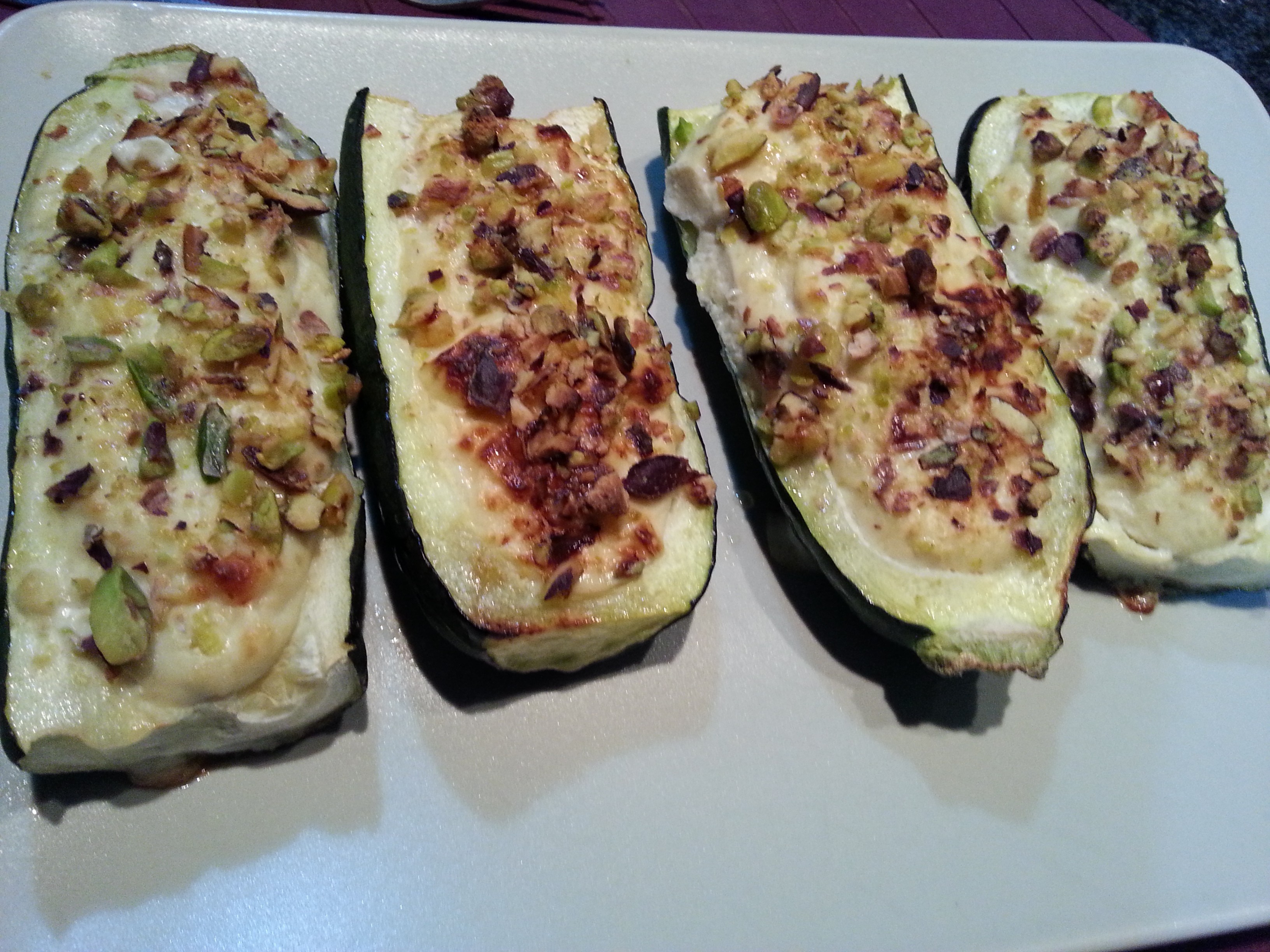 Barchette di zucchine con pistacchi e pollo