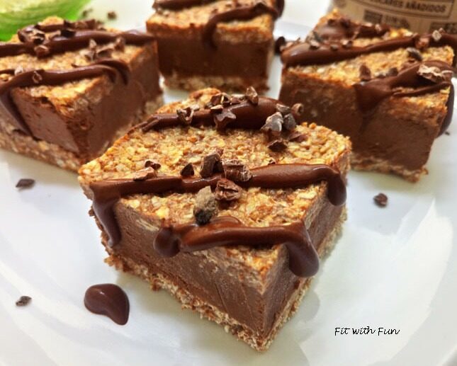 Barrette gelato di avena senza cottura ripiene di tahin e cioccolato
