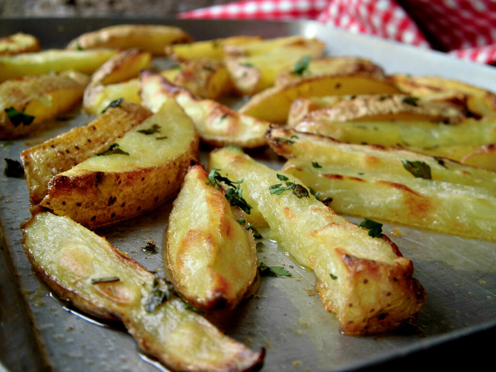 Bastoncini di patate al forno con aglio e prezzemolo