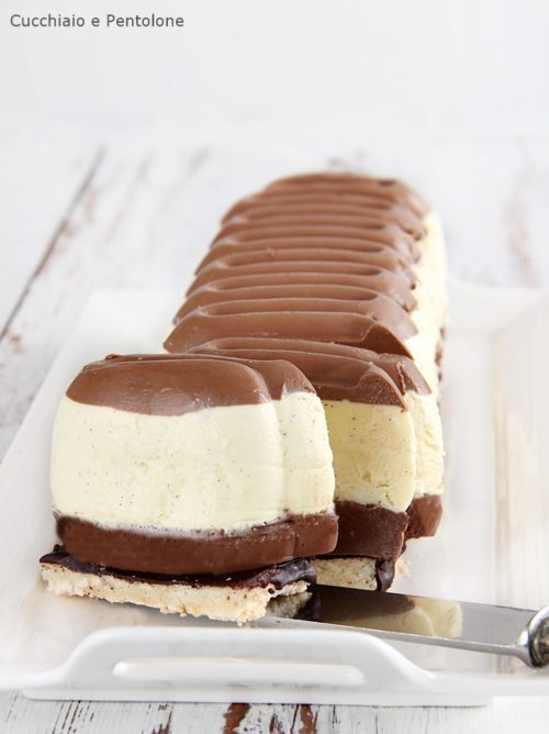Bavarese alla vaniglia, cremoso al cioccolato e dacquoise alle mandorle