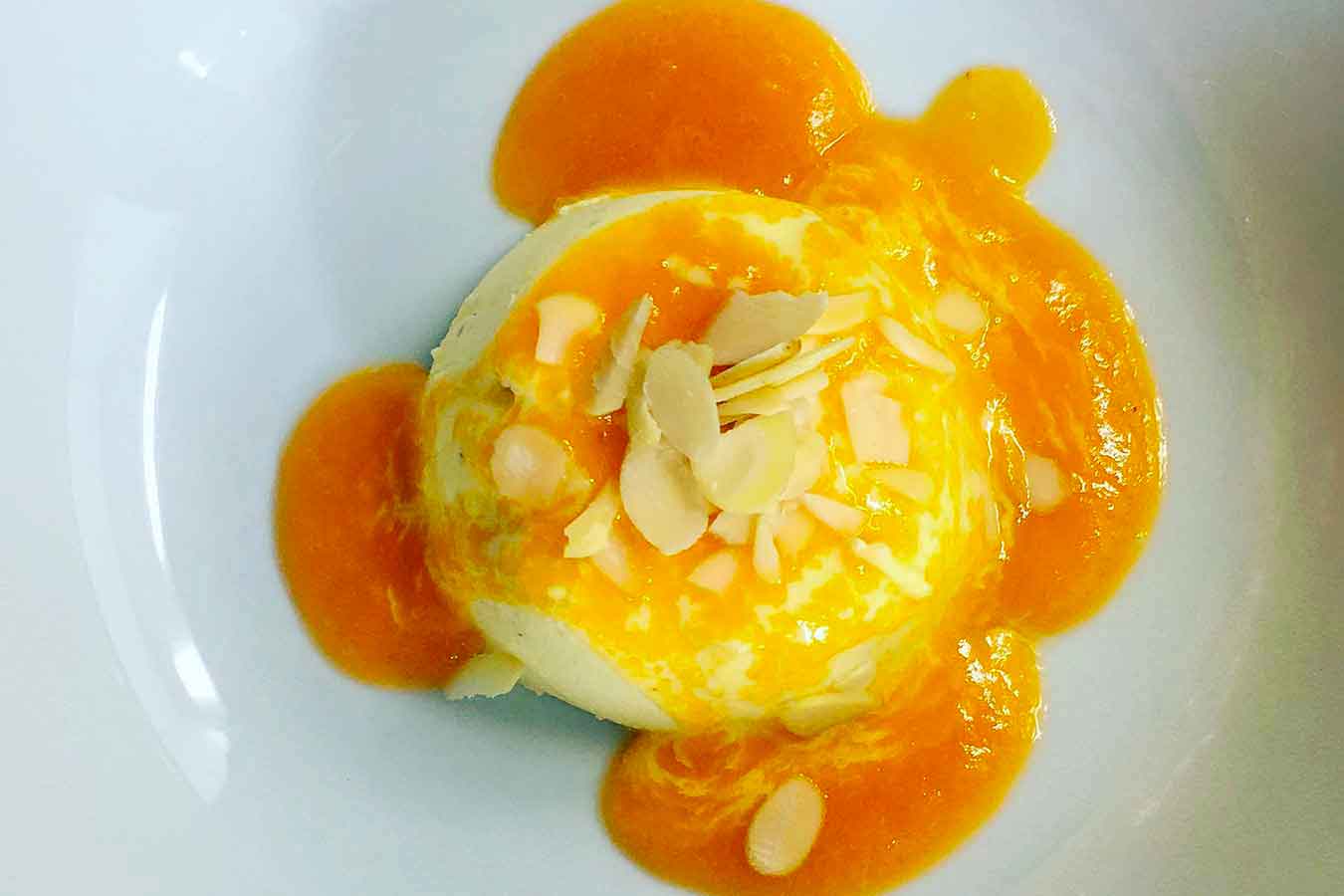 Bavarese di mandorle e miele con salsa di albicocche