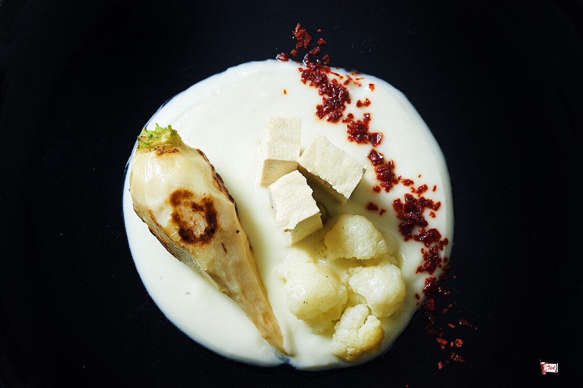 Bianco come la neve – tofu marinato con ramolaccio, cavolfiore e finocchi